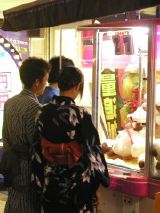 Kimono Girl Playing Game, Osaka